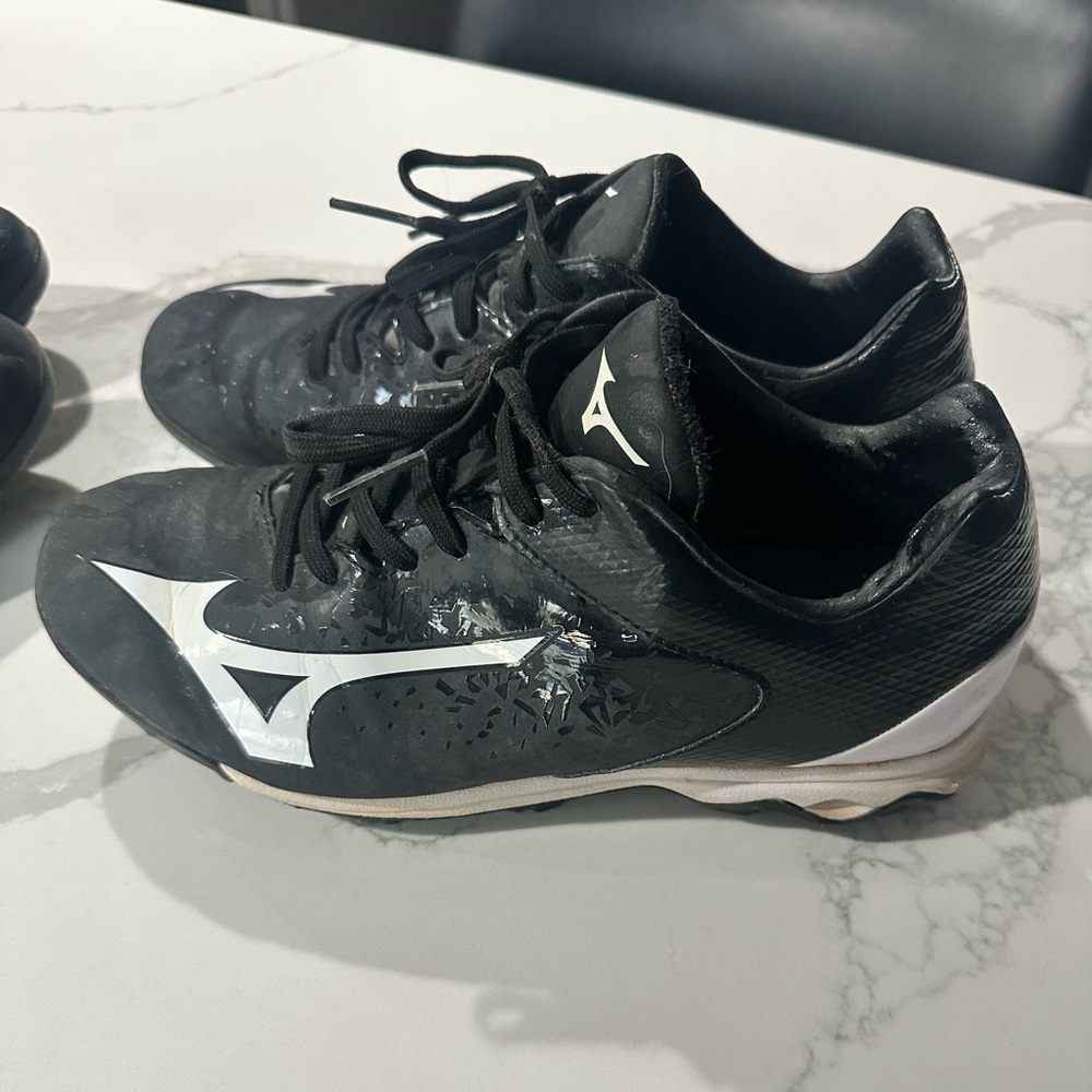 Mizuno Black and White Athletic Cleat - Women’s Size 6.5